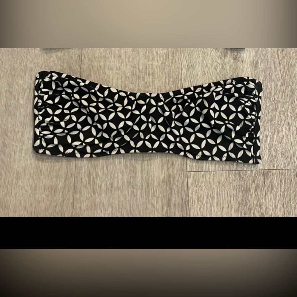 Victoria’s Secret Black and white geometric print bikini top. 36C